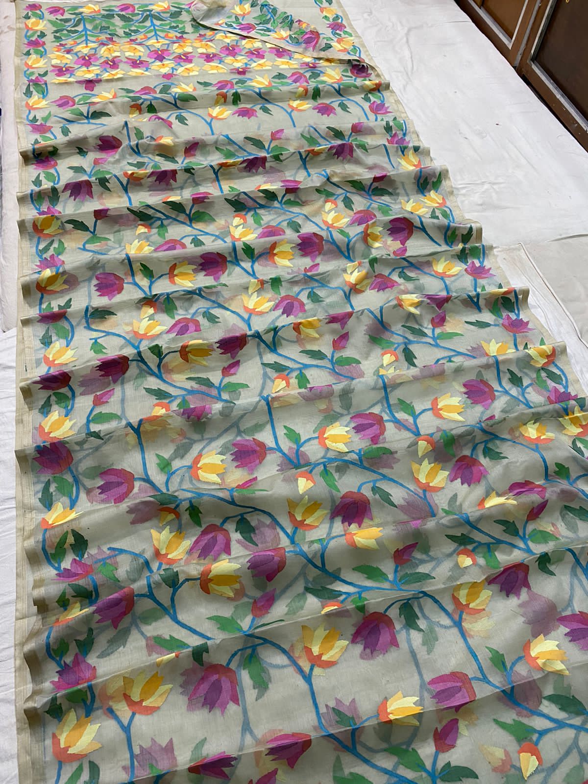 Lolita tantuj muslin saree - Saffronfashionindia