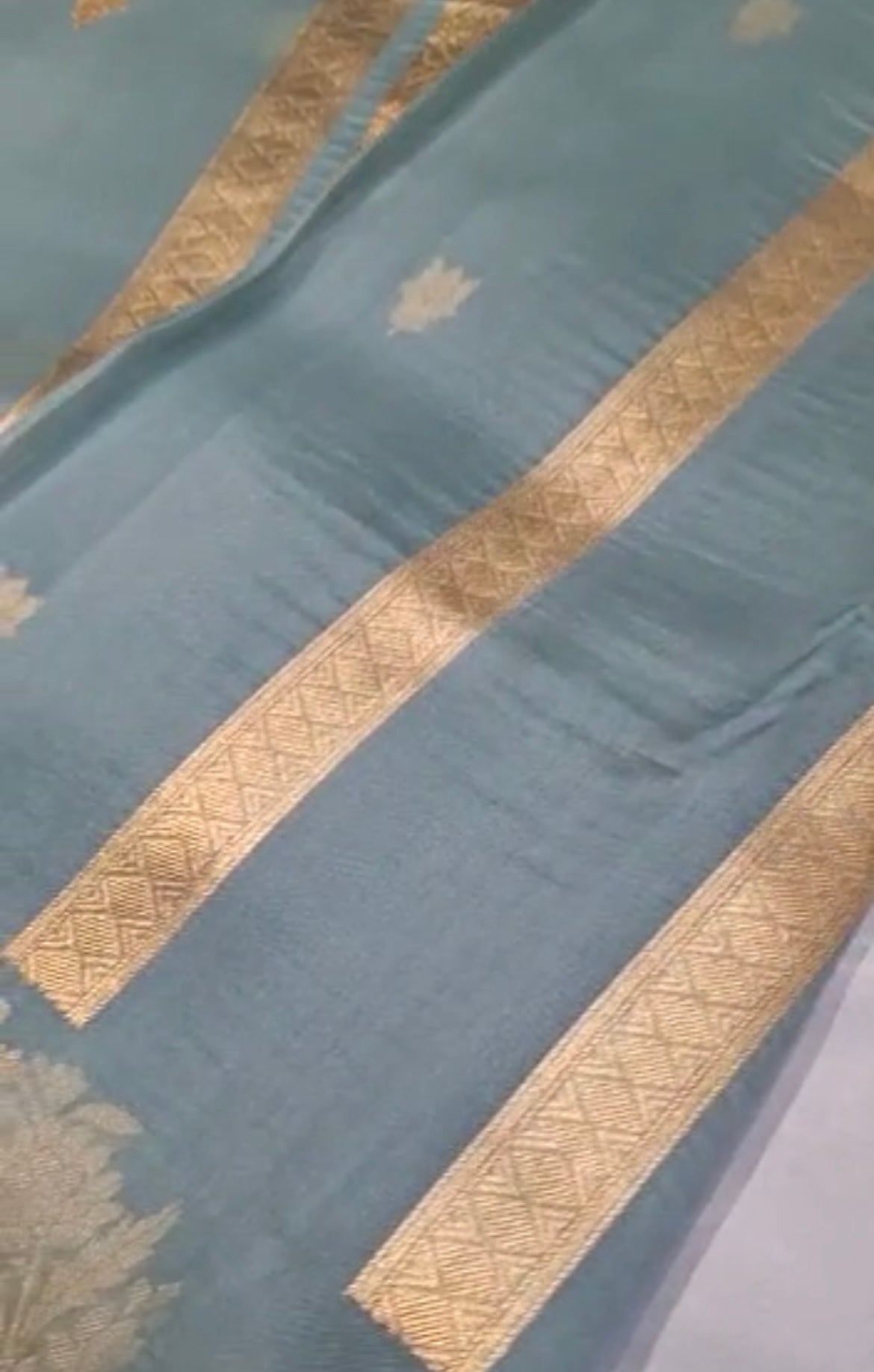 Avesha handloom Banarsi kora saree - Saffronfashionindia